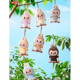 Figuren POP MART POP MART – Labubu Timber Workshop „Playing on the Swing“ Plüsch – Pop Land Exclusive (Blindbox) Genf Shop Sc...