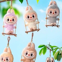 Figuren POP MART POP MART – Labubu Timber Workshop „Playing on the Swing“ Plüsch – Pop Land Exclusive (Blindbox) Genf Shop Sc...