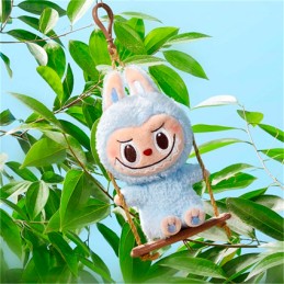 Figuren POP MART POP MART – Labubu Timber Workshop „Playing on the Swing“ Plüsch – Pop Land Exclusive (Blindbox) Genf Shop Sc...